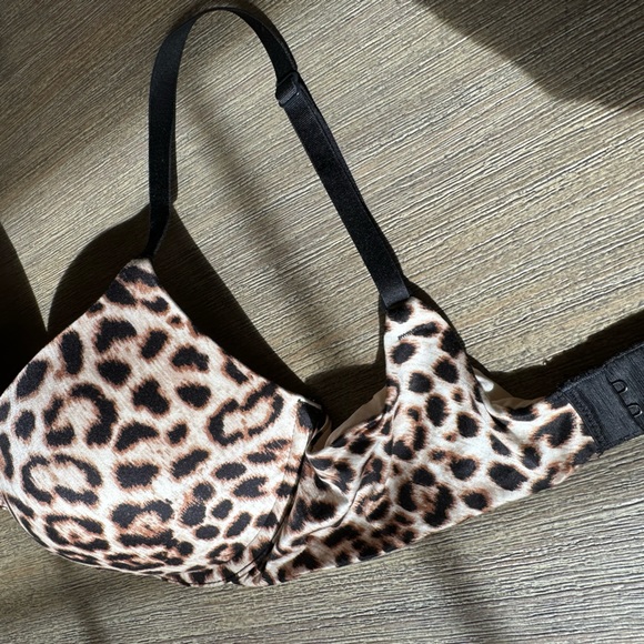 Victoria’s Secret Fabulous plunge bra- 32D - Picture 6 of 9